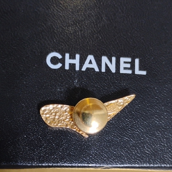 SALE! Authentic CHANEL Black 🖤 & Gold High Heel Pumps Pin - Picture 4 of 9